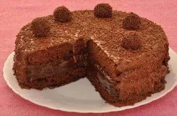 Bolo de chocolate com recheio de brigadeiro