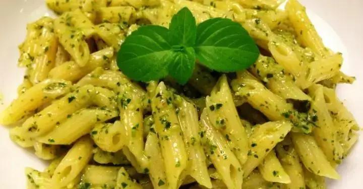 macarrão com molho pesto
