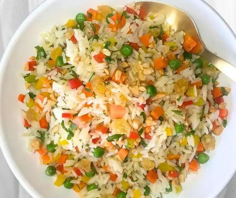 Arroz à grega com passas e amêndoas
