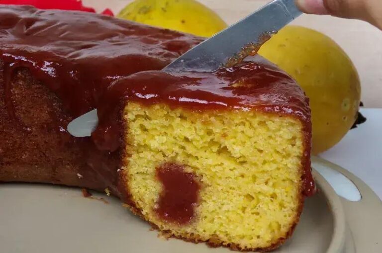 Bolo de fubá com goiabada cascão