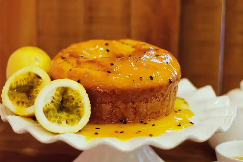 Bolo de limão com calda de maracujá