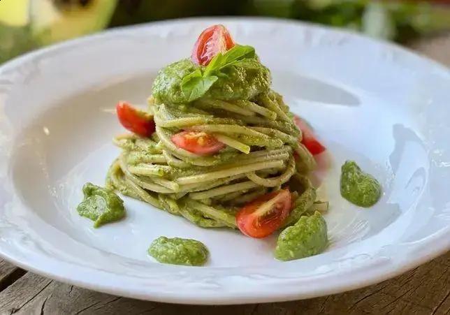 espaguete ao molho pesto de rúcula