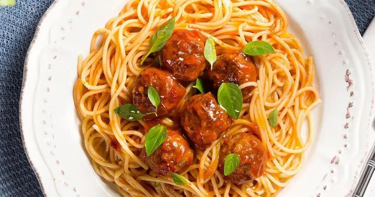 Espaguete com almôndegas caseiras
