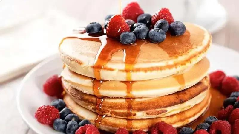 Panqueca americana com calda de frutas vermelhas