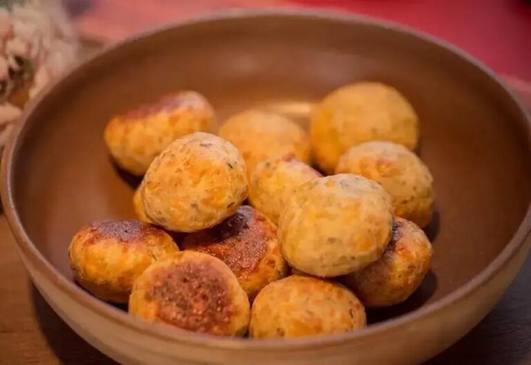 Pão de queijo com ervas finas