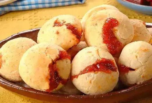 Pão de queijo com recheio de goiabada