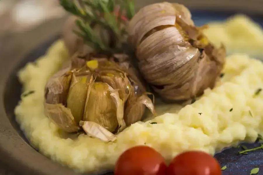Purê de batata doce com alho assado