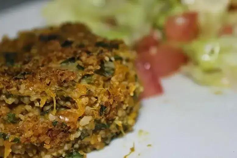 Quibe assado de quinoa com legumes