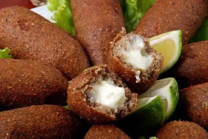 Quibe frito com recheio de queijo