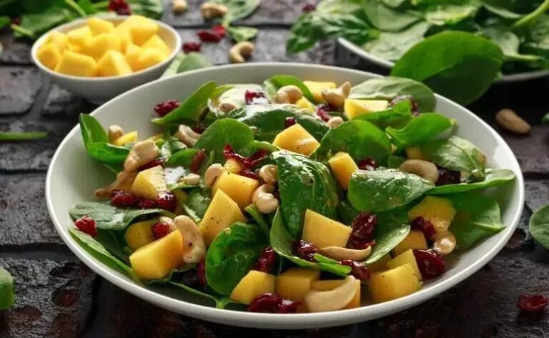 Salada tropical com manga e hortelã