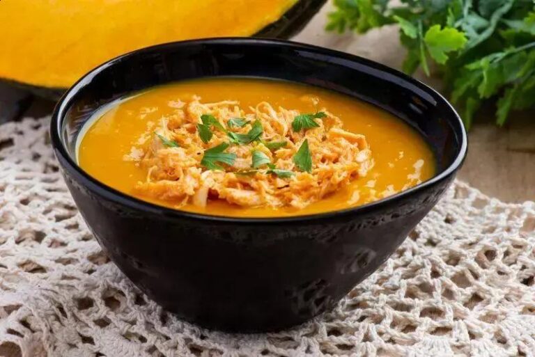 Sopa de abóbora com gengibre e creme de leite