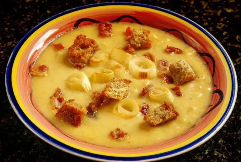 Sopa de batata com alho-poró