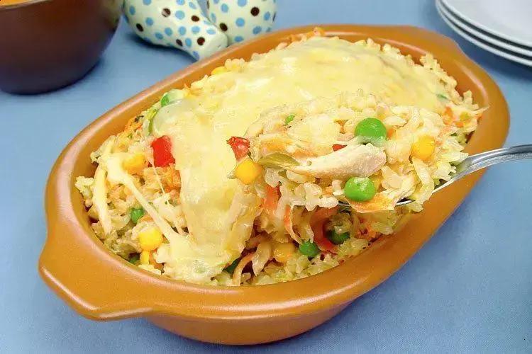 Arroz de forno com frango desfiado