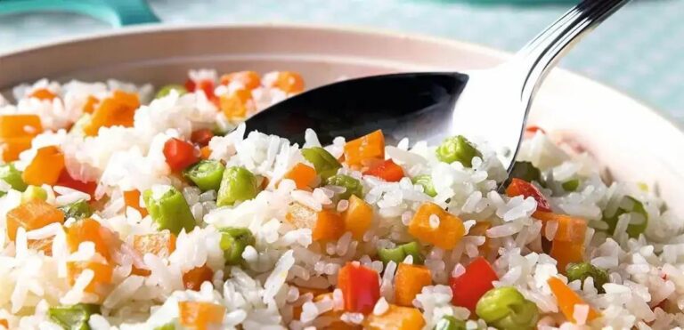 Arroz integral com ervilhas e cenoura