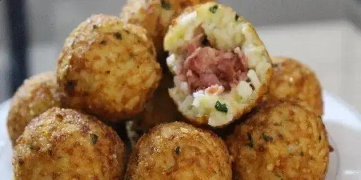 bolinho de arroz com linguiça e mussarela