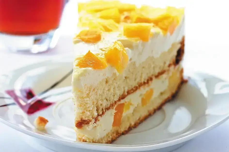 Bolo de abacaxi com cobertura de chantilly