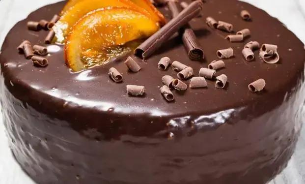bolo de chocolate amargo com calda de laranja e cachaça