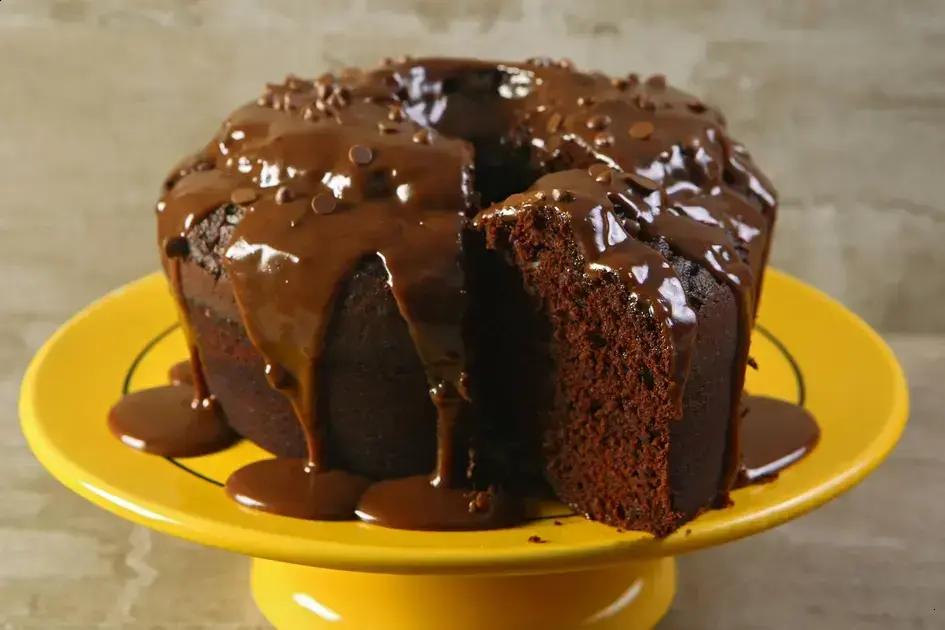Bolo de chocolate com calda de brigadeiro
