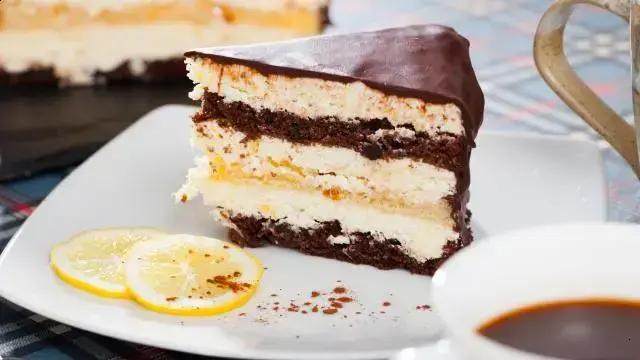 Bolo de chocolate recheado com mousse de limão