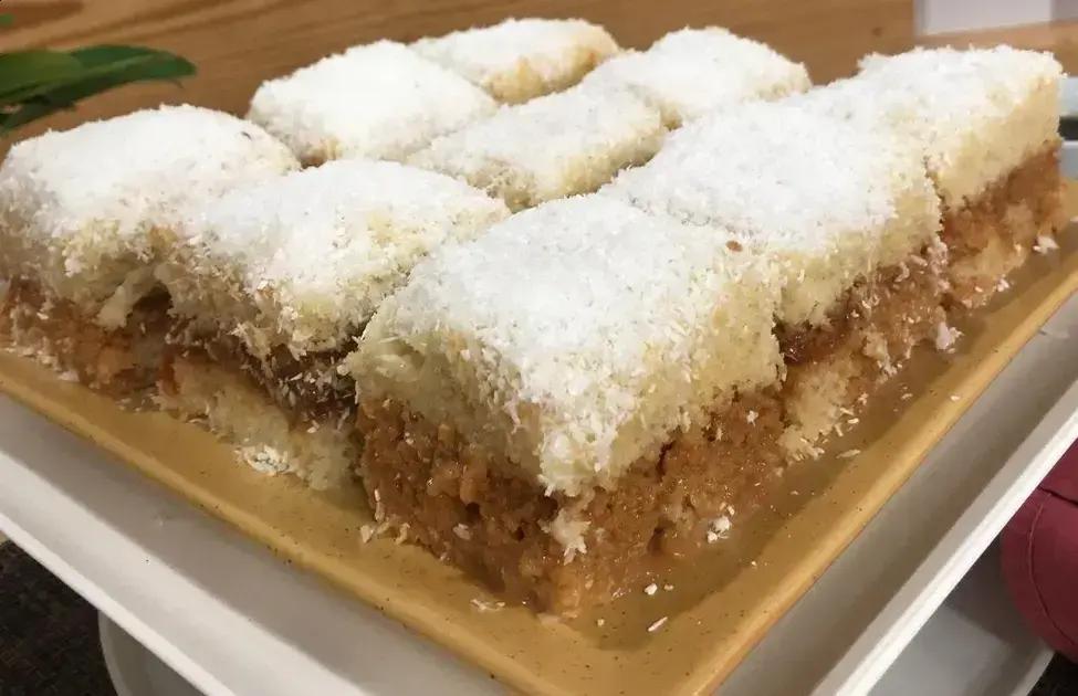 Bolo de coco com recheio de doce de leite