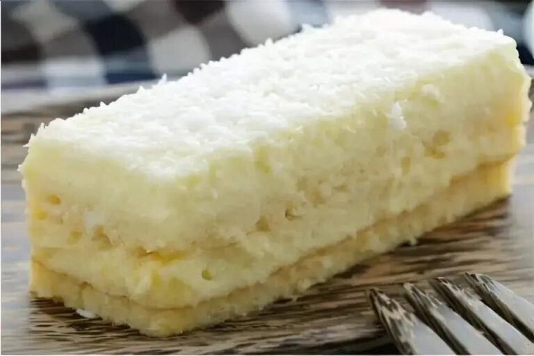Bolo de coco com recheio de leite condensado