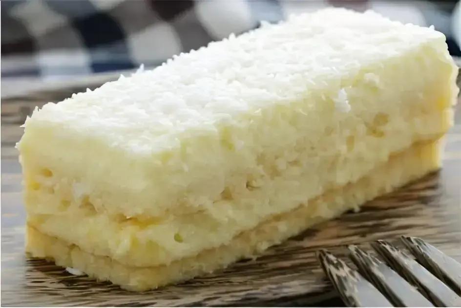 Bolo de coco com recheio de leite condensado