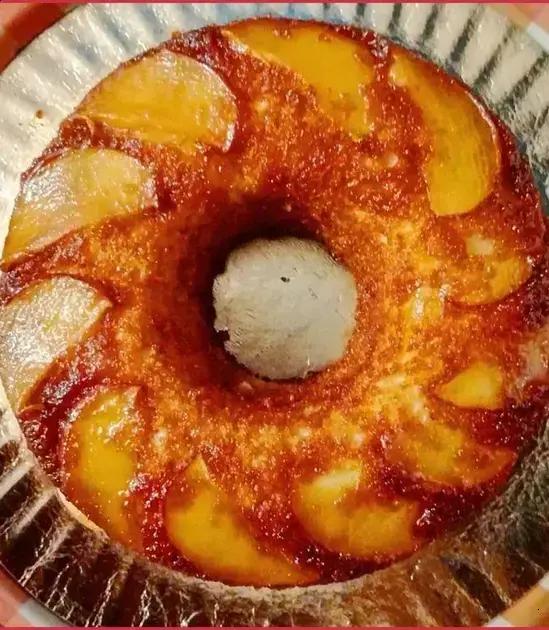 Bolo de maçã com cobertura de caramelo