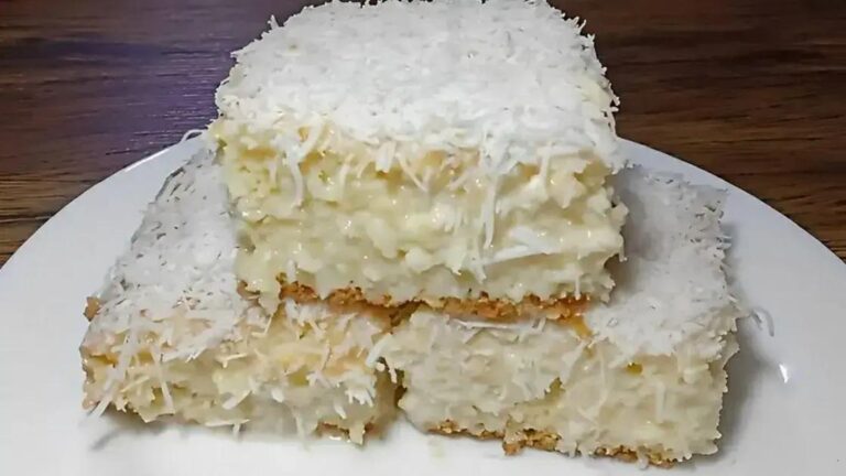 Bolo gelado de abacaxi com coco