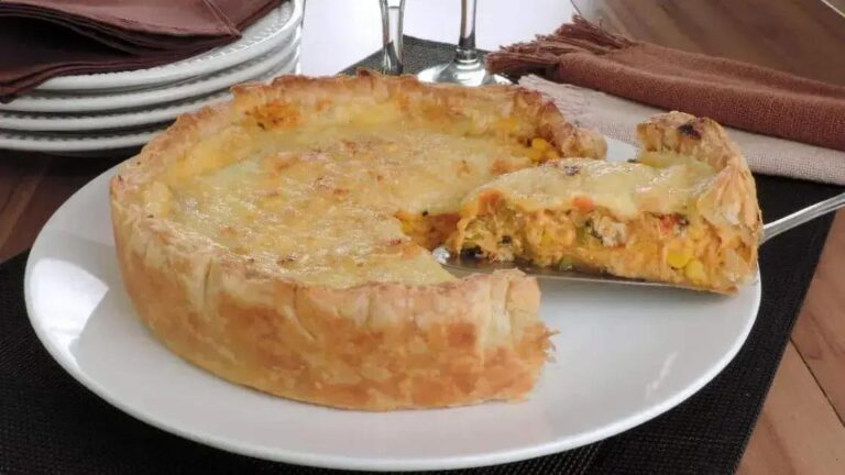 Empadão de frango com massa folhada