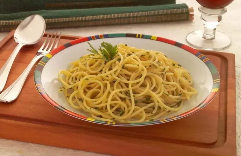 Espaguete ao alho e óleo com ervas finas