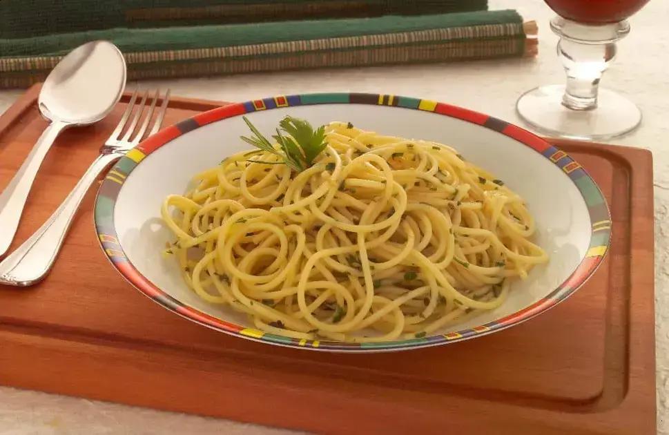 Espaguete ao alho e óleo com ervas finas