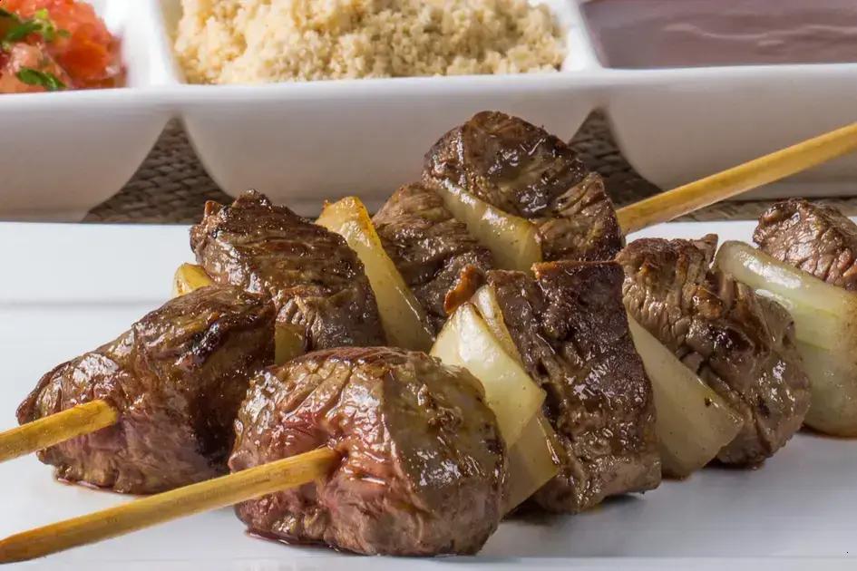 Espetinho de carne com cebola caramelizada