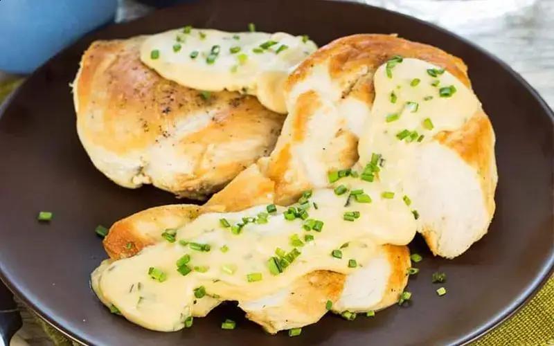 Filezinho de frango ao molho 4 queijos