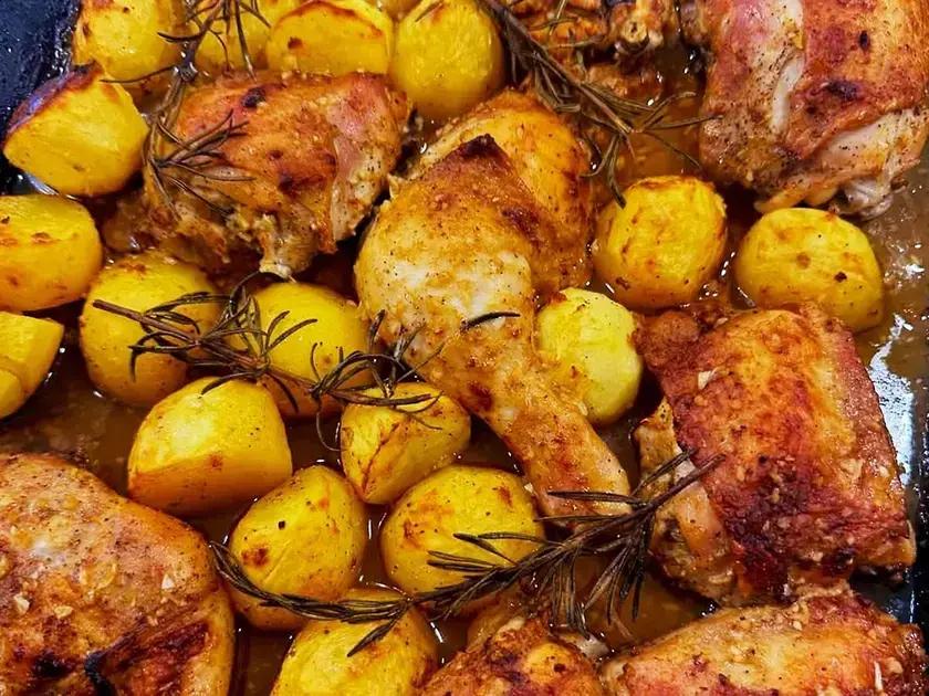 Frango assado com batatas e alecrim fresco