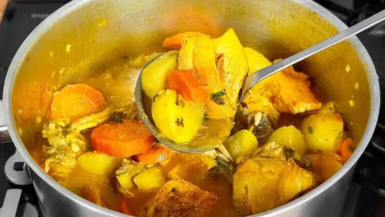 Frango ensopado com batatas e cenouras