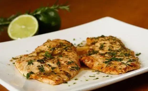 Frango grelhado com ervas finas