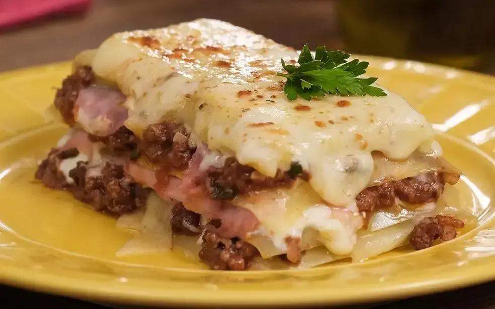 Lasanha de carne moída com molho branco e queijo