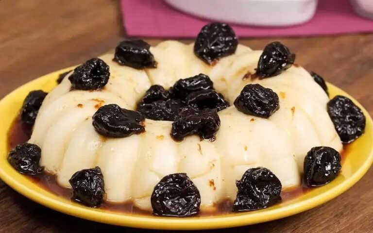 Manjar de coco com calda de ameixa