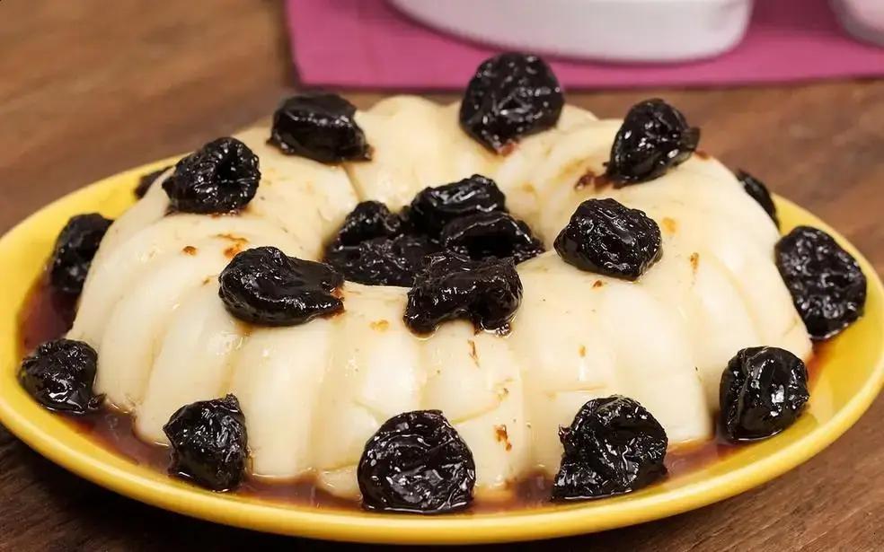 Manjar de coco com calda de ameixa