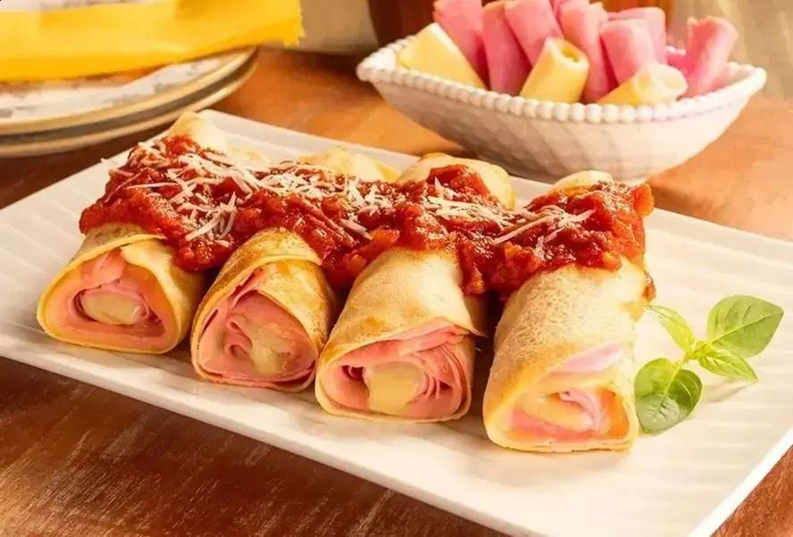 Panqueca recheada com queijo e presunto