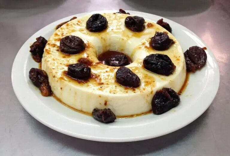 Pudim de coco com calda de ameixa