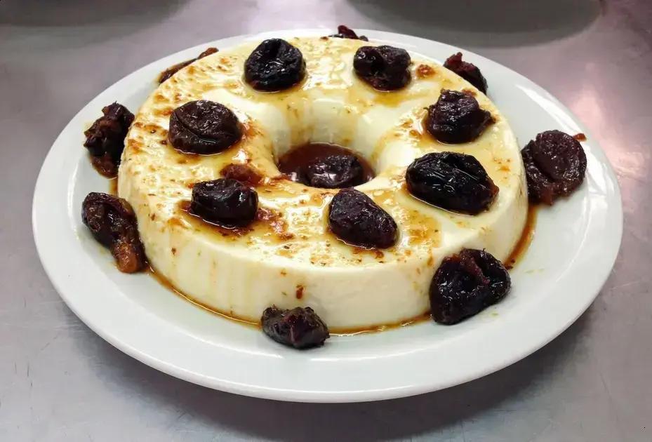 Pudim de coco com calda de ameixa