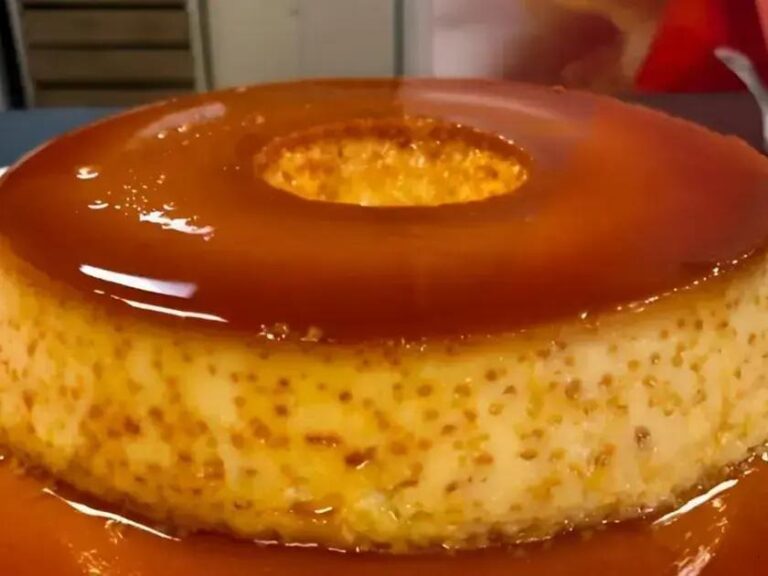 Pudim de leite com furinhos