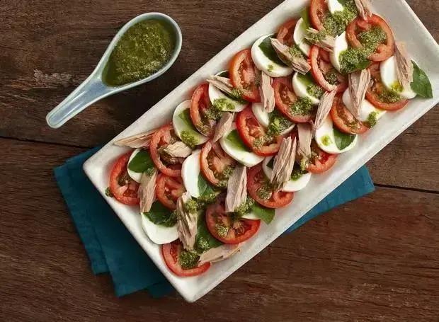 Salada caprese com molho pesto
