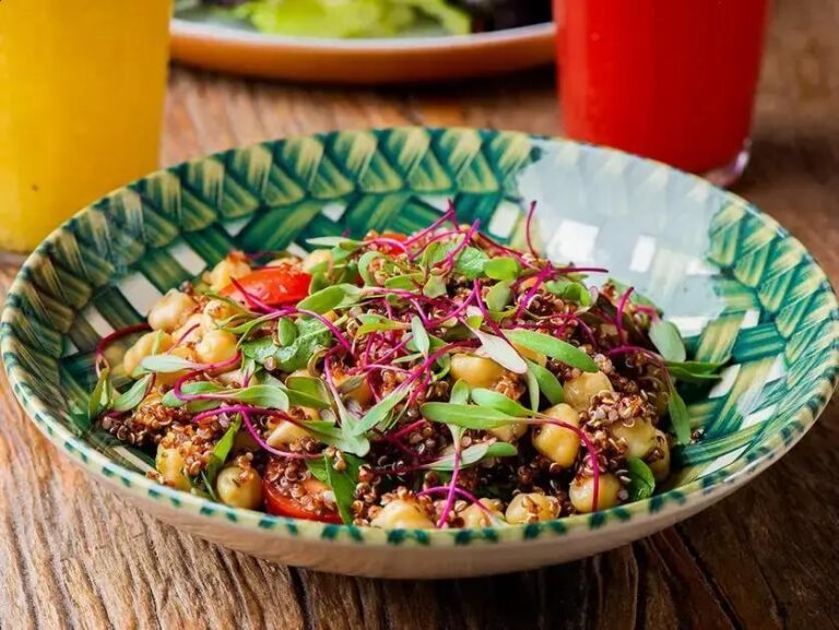 Salada de grãos com tomate cereja e manjericão