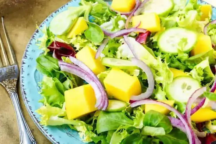 Salada tropical com abacaxi e manga