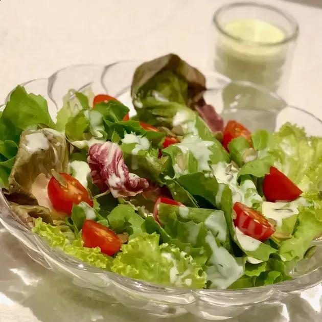 salada verde com molho de iogurte