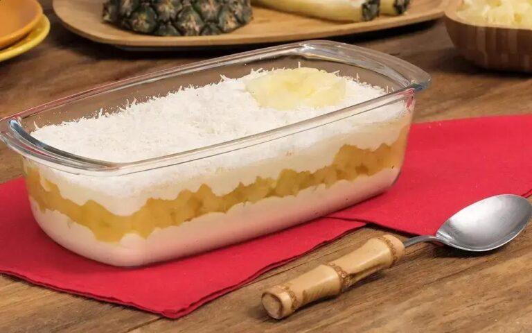 torta cremosa de abacaxi e coco