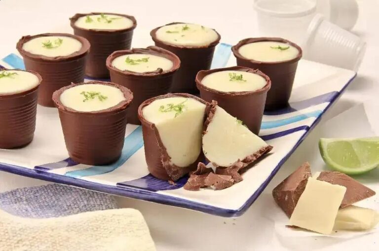 mousse de limão no copinho de chocolate