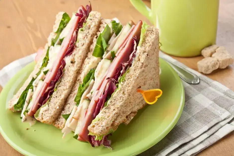 três opções de sanduíches